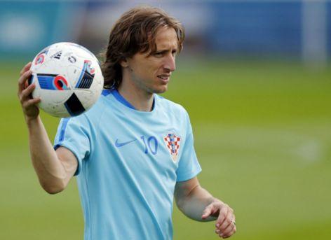 切尔西一路＂躺赢＂遭看衰 巴黎五冠王志在必得？